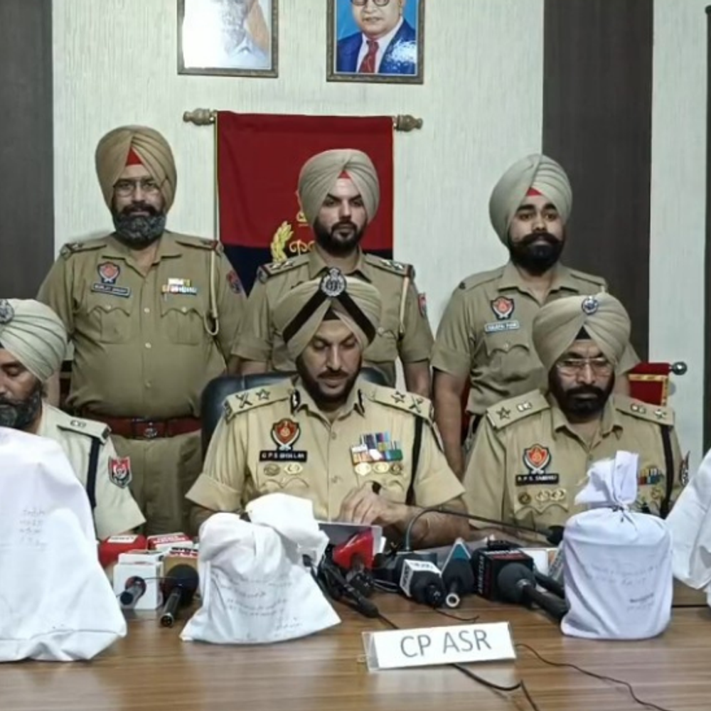अमृतसर में महिला टीचर समेत 6 तस्कर गिरफ्तार:9 किलो हेरोइन बरामद, पाकिस्तान से ड्रोन के जरिए मंगवाई