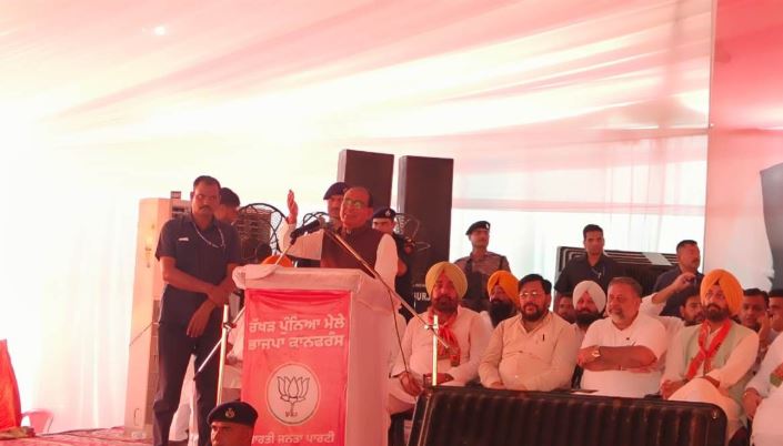 ਰੱਖੜ ਪੁੰਨਿਆ ਮੇਲੇ ਤੋਂ ਸ਼ਿਵਰਾਜ ਦਾ ਚੋਣ ਬਿਗਲ! 'ਆਪ' 'ਤੇ ਵਰ੍ਹੇ, ਕਿਹਾ- ਭ੍ਰਿਸ਼ਟਾਚਾਰ 'ਚ ਕਾਂਗਰਸ ਨੂੰ ਪਿੱਛੇ ਛੱਡਿਆ