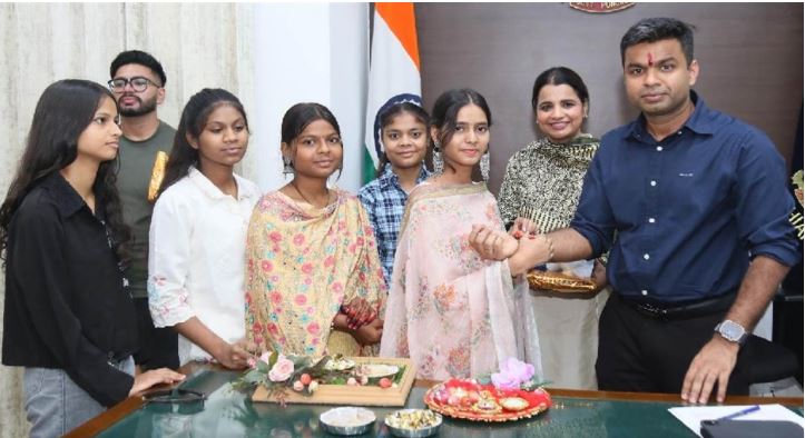 ਐੱਨਜੀਓ ਦੀਆਂ ਕੁੜੀਆਂ ਨੇ ਡੀਸੀ ਤੇ ਏਆਈਜੀ ਨੂੰ ਬੰਨ੍ਹੀਆਂ ਰੱਖੜੀਆਂ