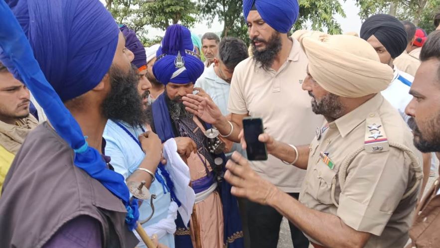 ਡੇਹਲੋਂ ਚੌਕ 'ਚ ਨਿਹੰਗਾਂ ਦਾ ਪੁਲਿਸ ਖ਼ਿਲਾਫ਼ ਧਰਨਾ