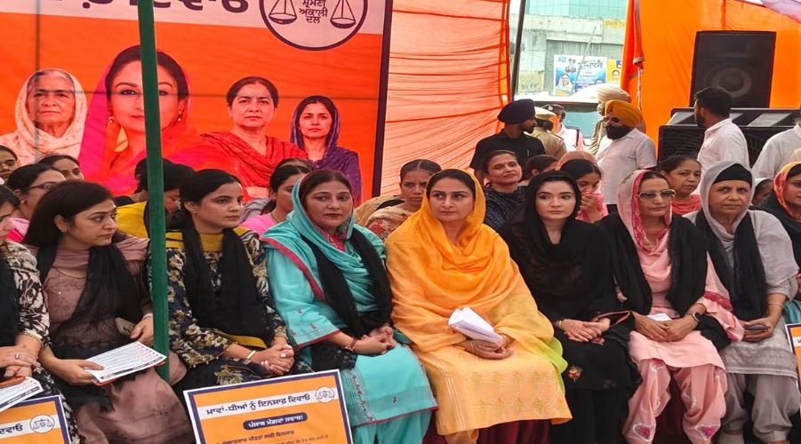 ਮਾਵਾਂ-ਧੀਆਂ ਨੂੰ ਇਨਸਾਫ਼ ਦਿਵਾਉਣ ਲਈ ਮੋਗਾ ਪੁੱਜੇ ਹਰਸਿਮਰਤ ਕੌਰ ਬਾਦਲ